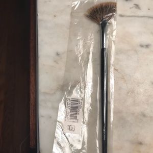 Shy uemura fan brush 7.5 badger